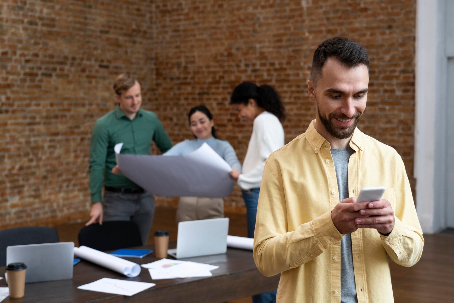 trabajadores corporativos intercambiando ideas juntos 23 2148804579